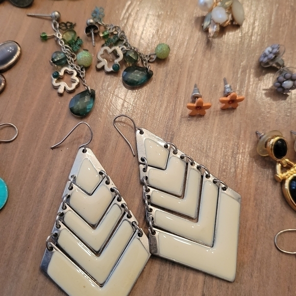 Earring Lot 20 Pierced Earrings - Picture 6 of 12